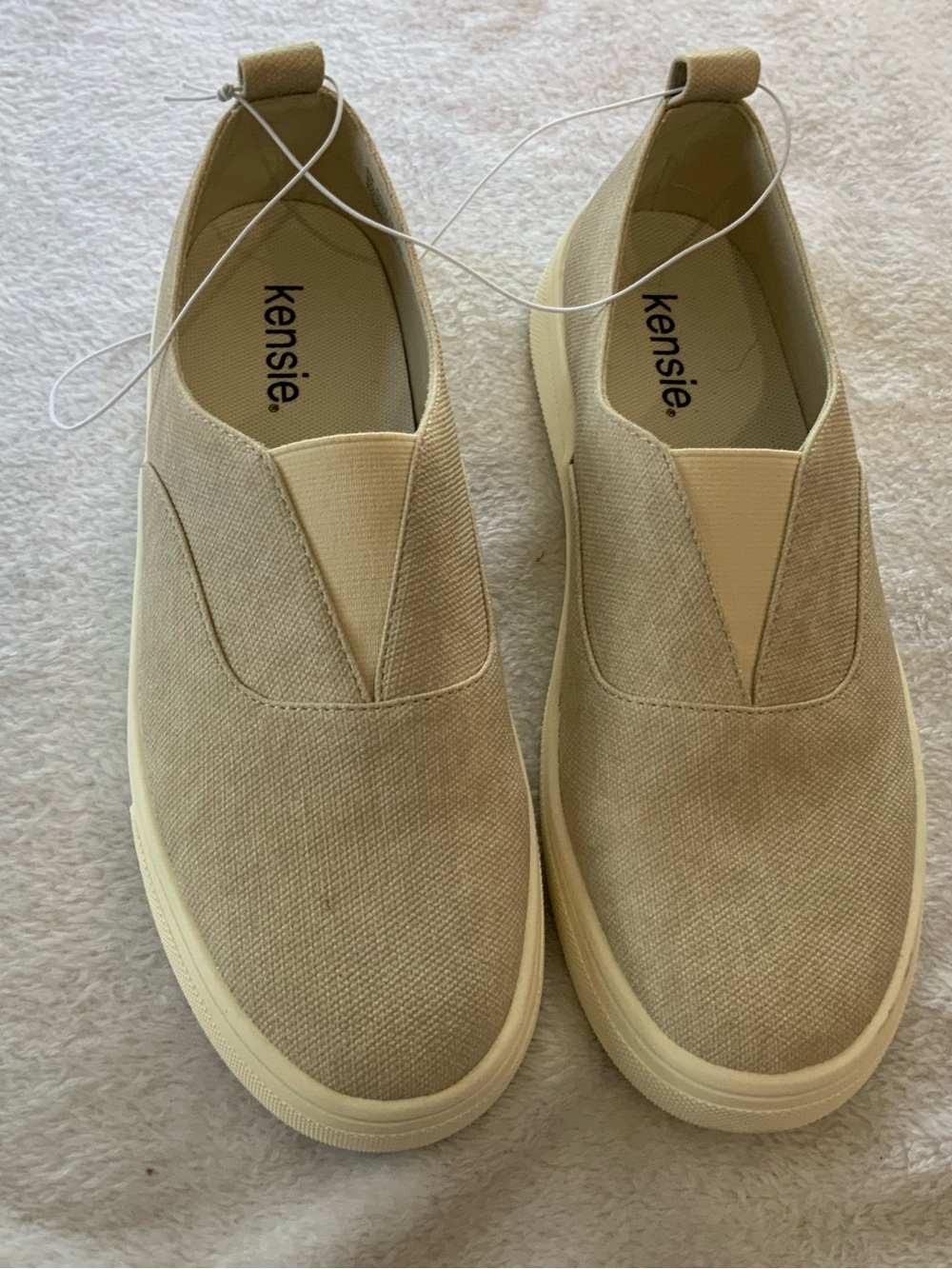 kensie women’s  Slip-On Canvas Sneakers in Beige nwt size 8. SKU 3247